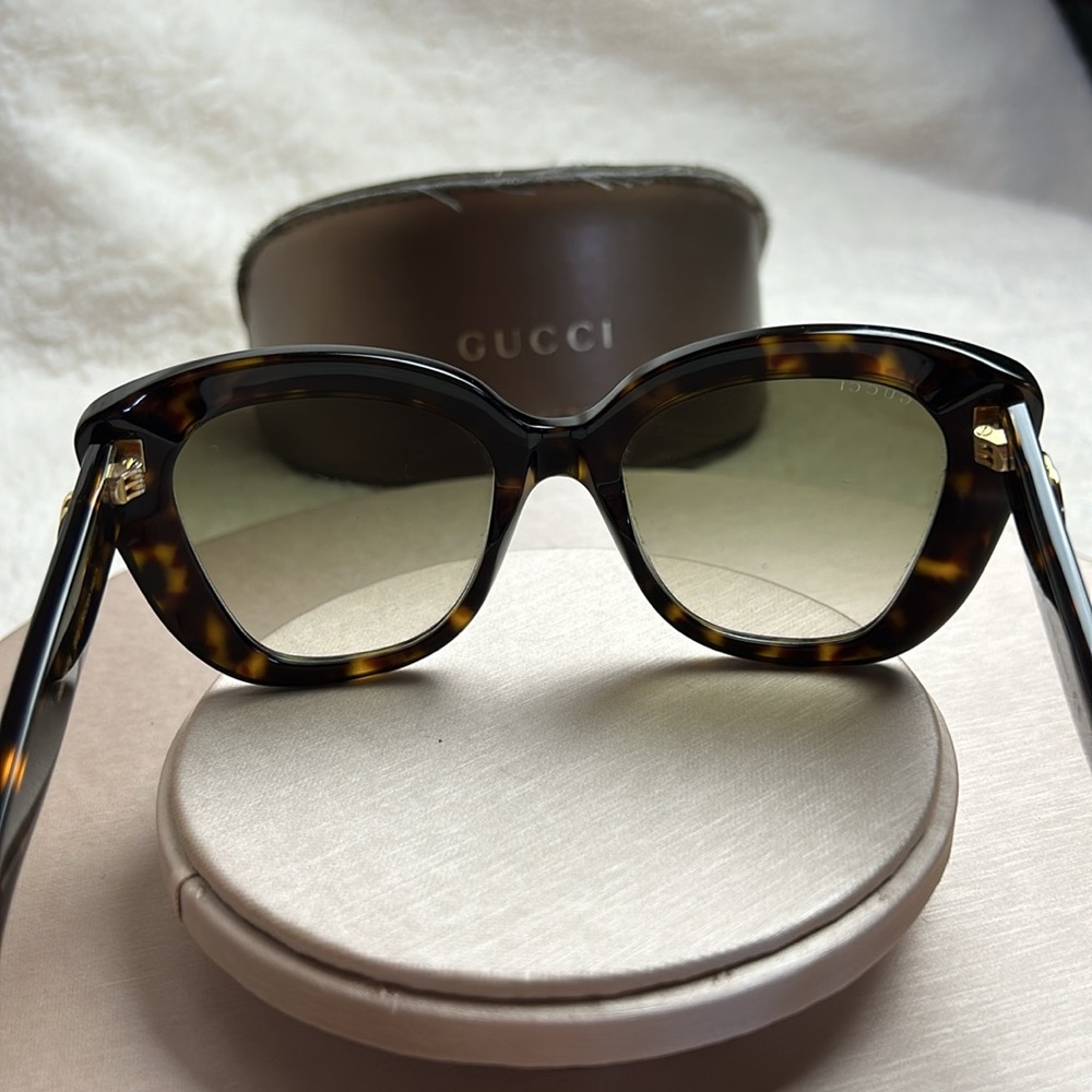 Gucci Sunglasses with Case. #20 - Picture 11 of 12